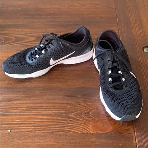 7.5 Never Worn Black Nike Tennis Shoes